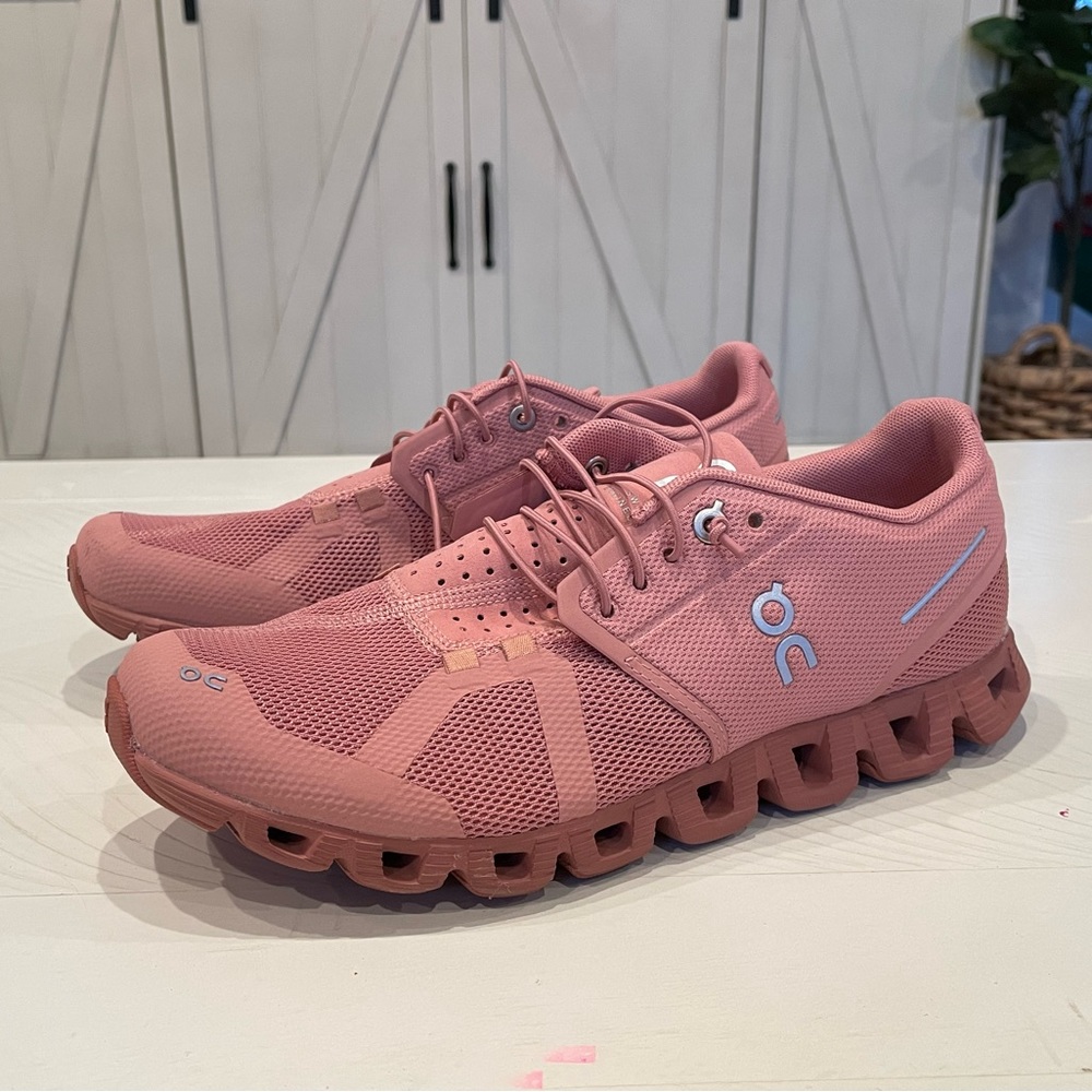 Cloud shoes perfect for running with dual padding and a flexible sole.